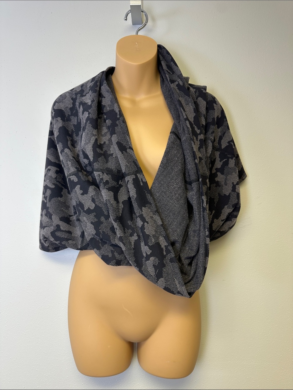 lululemon Vinyasa Snap Versatile Multi Style Black & Gray Camo Infinity Scarf